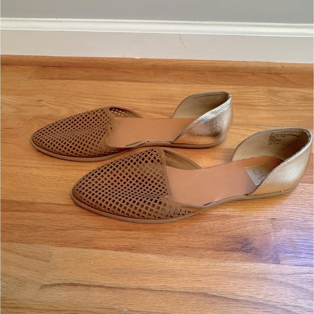 DV size 11 tan and gold flats. Worn once.  Great condition